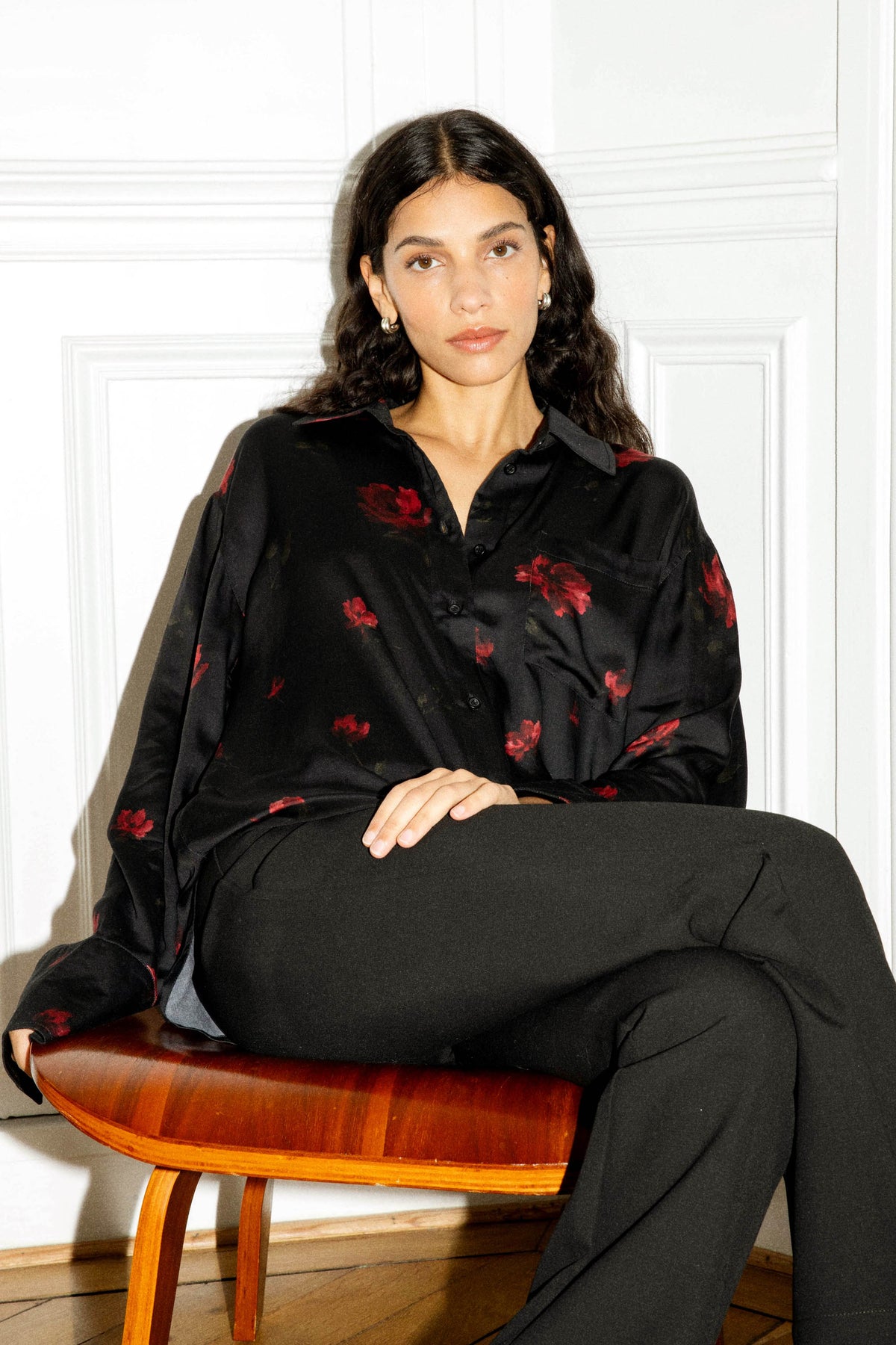 Chemise noire à imprimé floral rouge pour femme, en satin de viscose ECOVERO™, à manches longues et coupe fluide, fabriquée au Portugal par Avani Apparel.