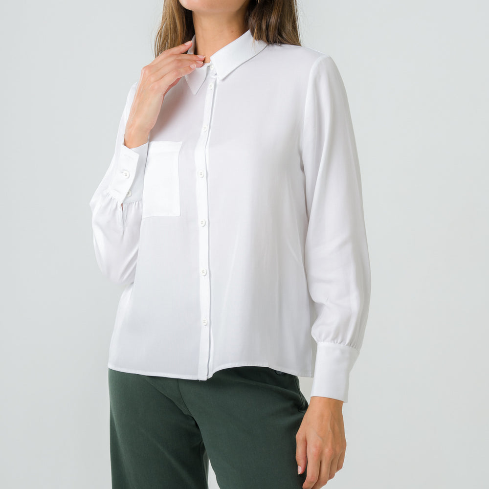 
                  
                    Chemise ample blanche en Tencel, fabriquée au Portugal, alliant confort, élégance et engagement éthique.
                  
                