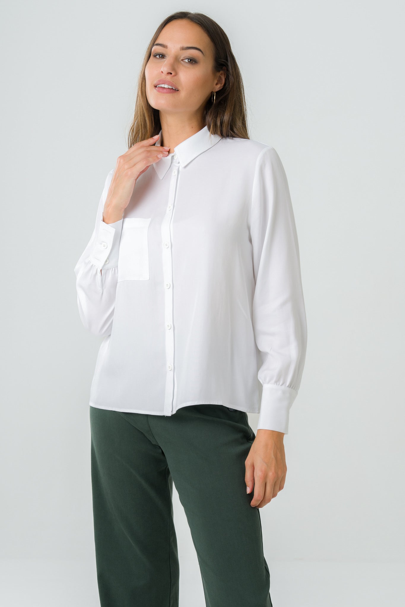 
                  
                    Chemise ample blanche en Tencel, fabriquée au Portugal, alliant confort, élégance et engagement éthique.
                  
                