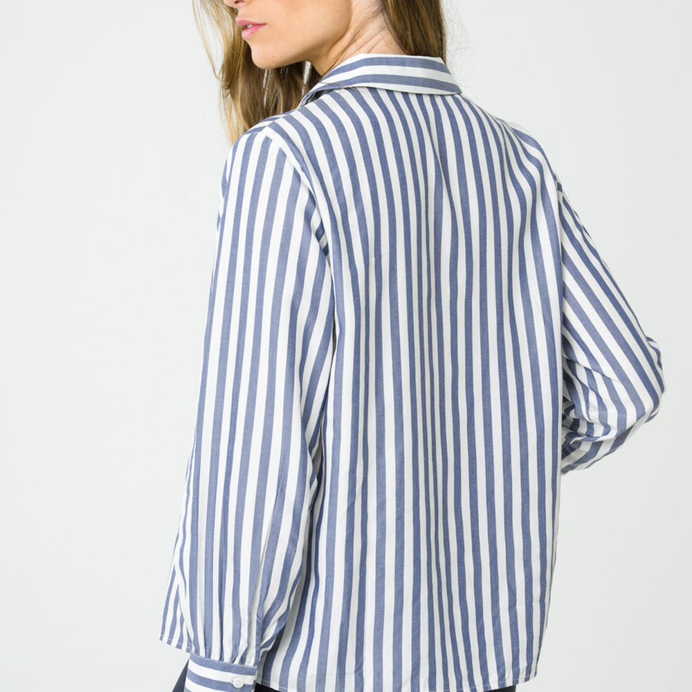 
                  
                    Chemise rayée bleue en tencel, fabriquée en France, avec une texture souple et agréable au toucher, conçue pour un style éco-responsable et raffiné.
                  
                