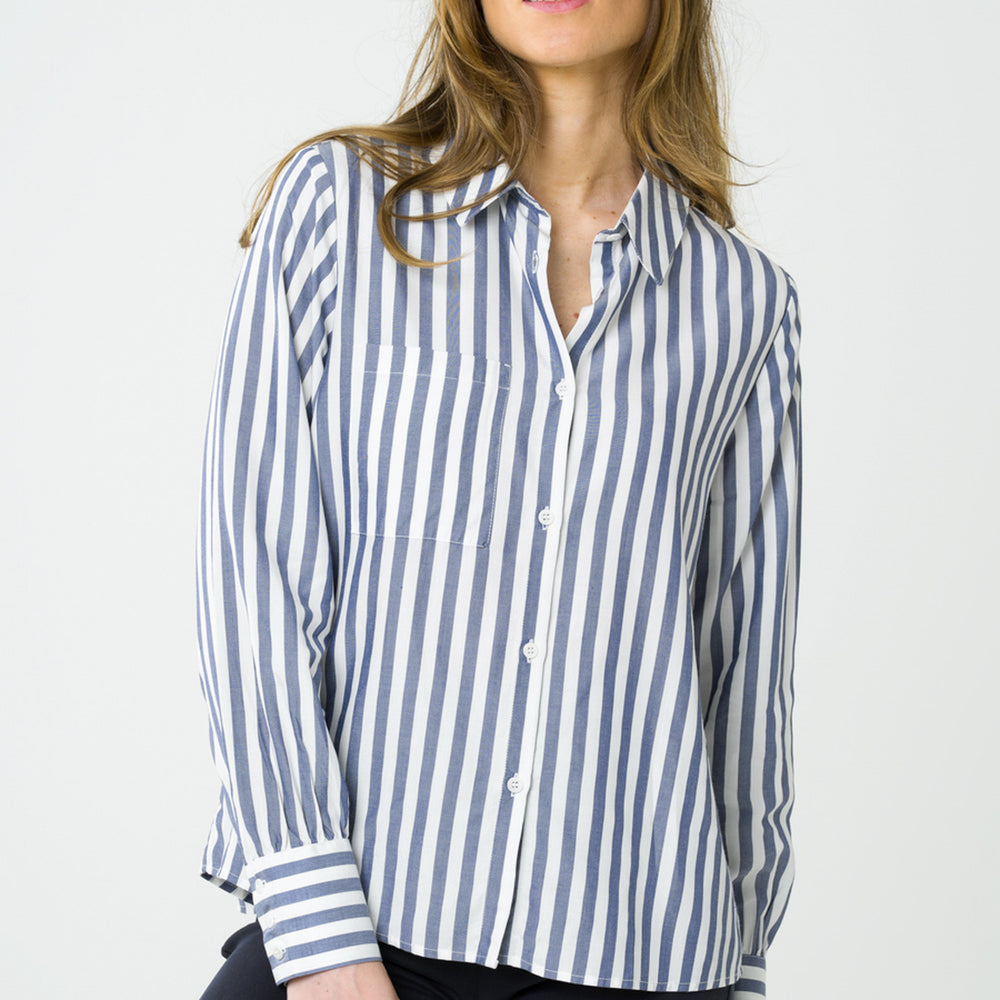 
                  
                    Chemise bleue rayée en tencel, fabrication française éthique, avec une coupe intemporelle et un tissu doux, parfait pour un look frais et durable.
                  
                