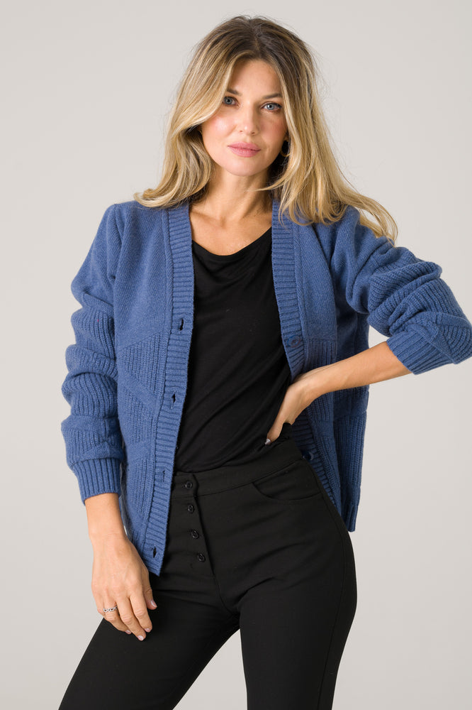 
                  
                    Pull en laine mérinos, fabriqué en France de manière éthique et durable, alliant confort, douceur et respect de l'environnement.
                  
                