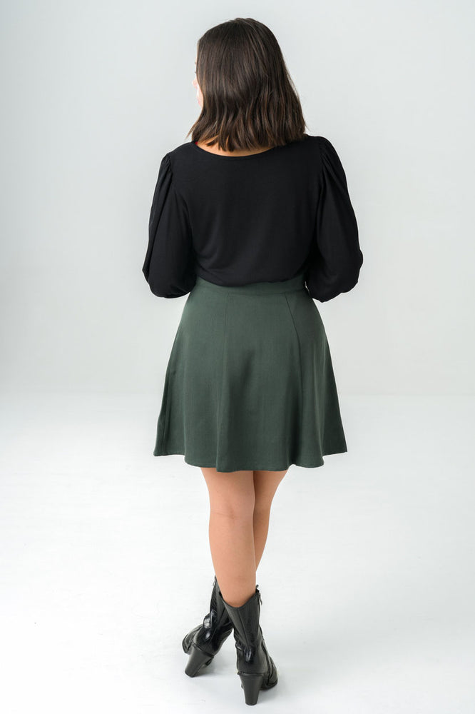 
                  
                    Jupe courte boutonnée en Tencel verte, éco-responsable et fabriquée au Portugal pour une mode durable et élégante.
                  
                