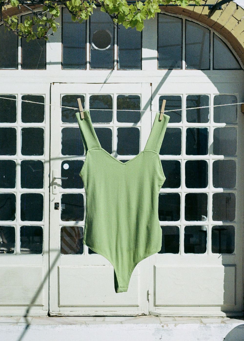 Vêtements écoresponsables pour femme, confectionnés en France à partir de matériaux naturels et durables.