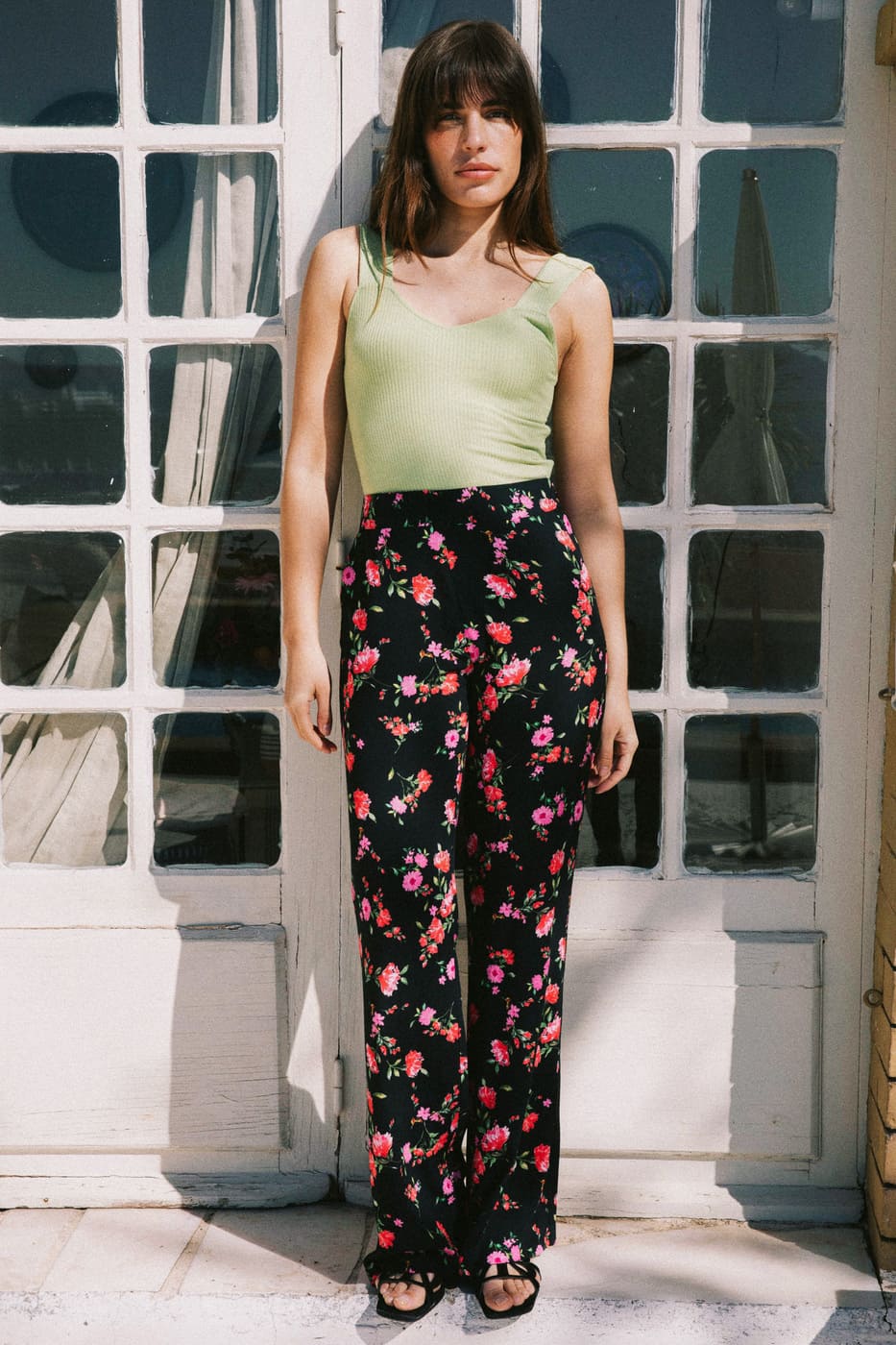 Pantalon large noir à imprimé fleurs en viscose avec taille haute, fabriqué en France.