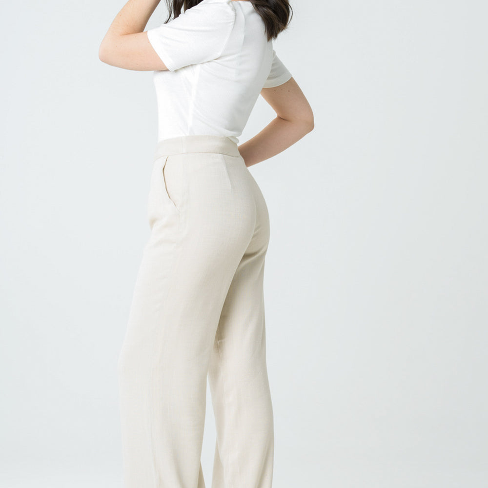 
                  
                    Pantalon beige en lin et viscose, fabrication française éthique, avec une coupe moderne et un tissu naturel pour un look à la fois élégant et respectueux de l'environnement.
                  
                