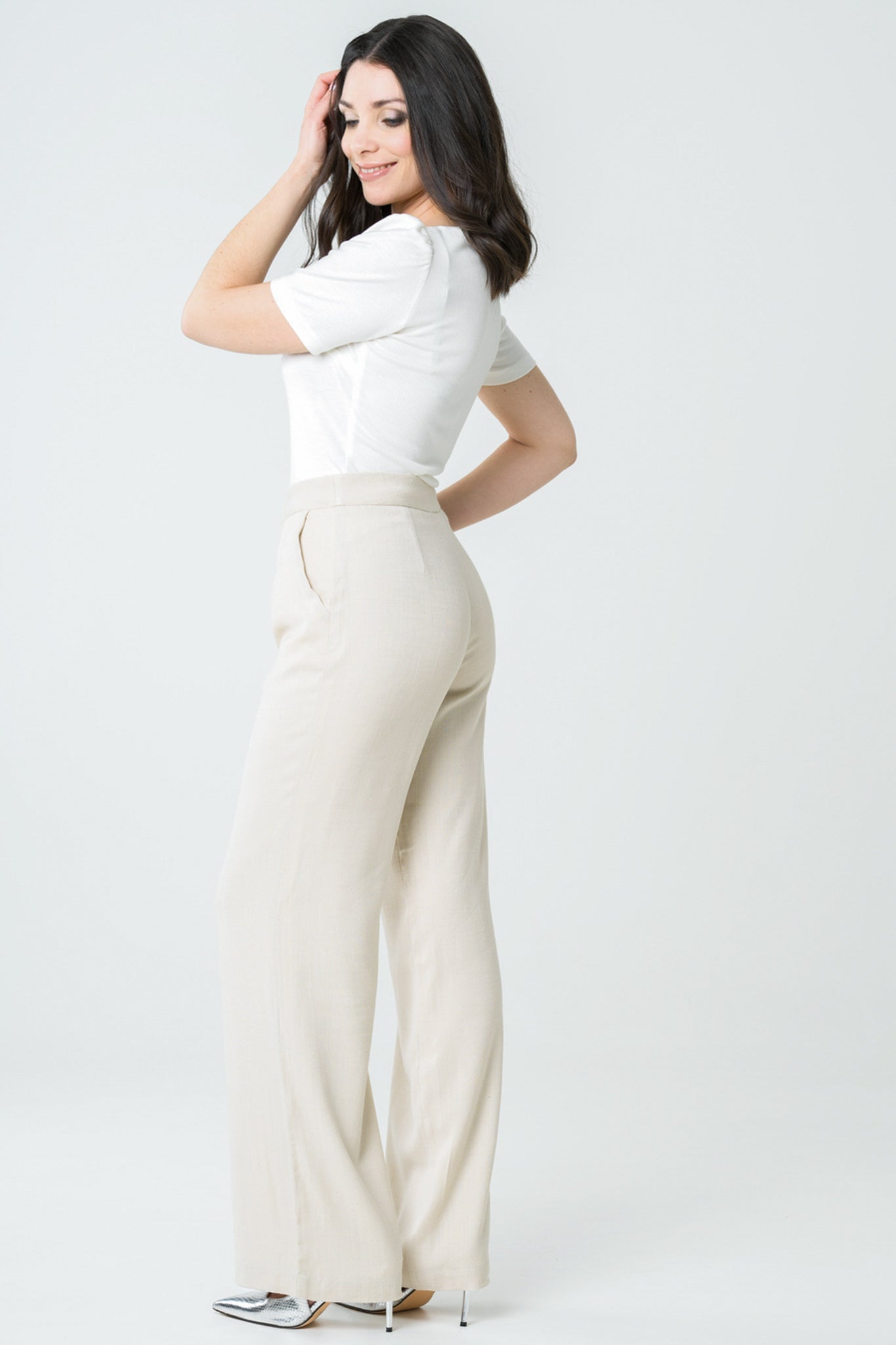 
                  
                    Pantalon beige en lin et viscose, fabrication française éthique, avec une coupe moderne et un tissu naturel pour un look à la fois élégant et respectueux de l'environnement.
                  
                