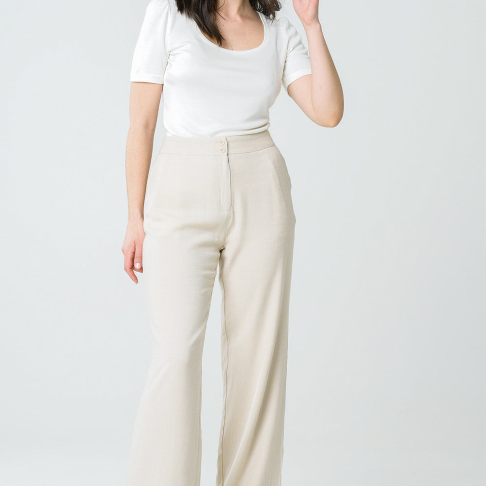 
                  
                    Pantalon en lin et viscose beige, confectionné en France avec des matériaux éthiques, pour une silhouette aérienne et un style minimaliste.
                  
                