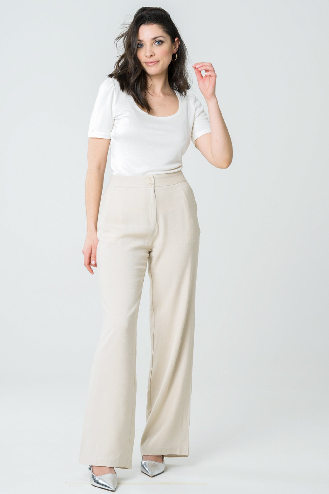 
                  
                    Pantalon en lin et viscose beige, confectionné en France avec des matériaux éthiques, pour une silhouette aérienne et un style minimaliste.
                  
                