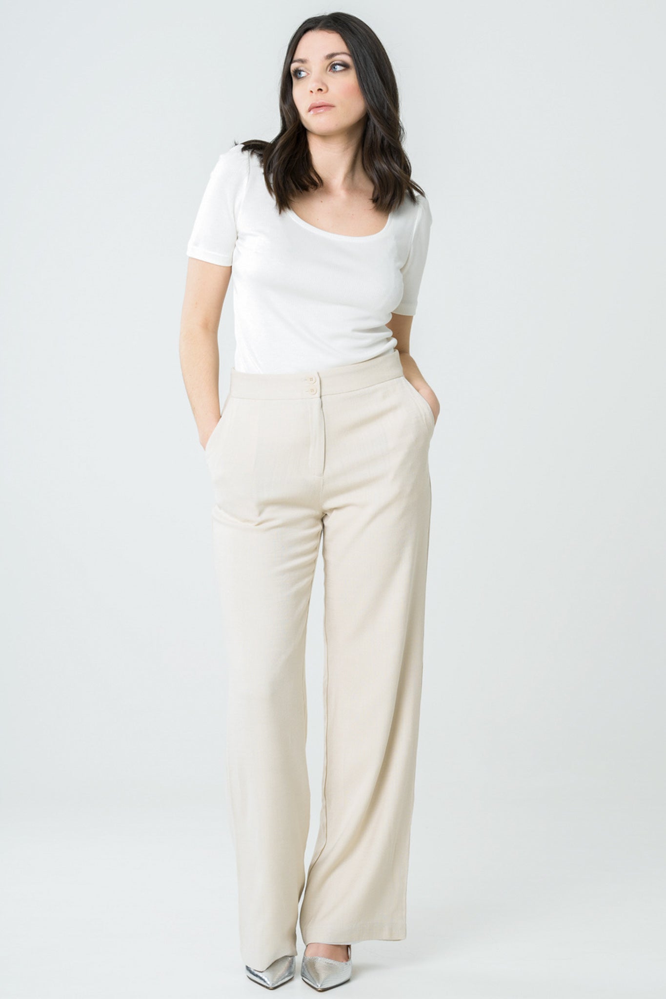 
                  
                    Pantalon léger en lin beige et viscose éthique, fabriqué en France, alliant confort, durabilité et élégance dans un tissu respectueux de la planète.
                  
                