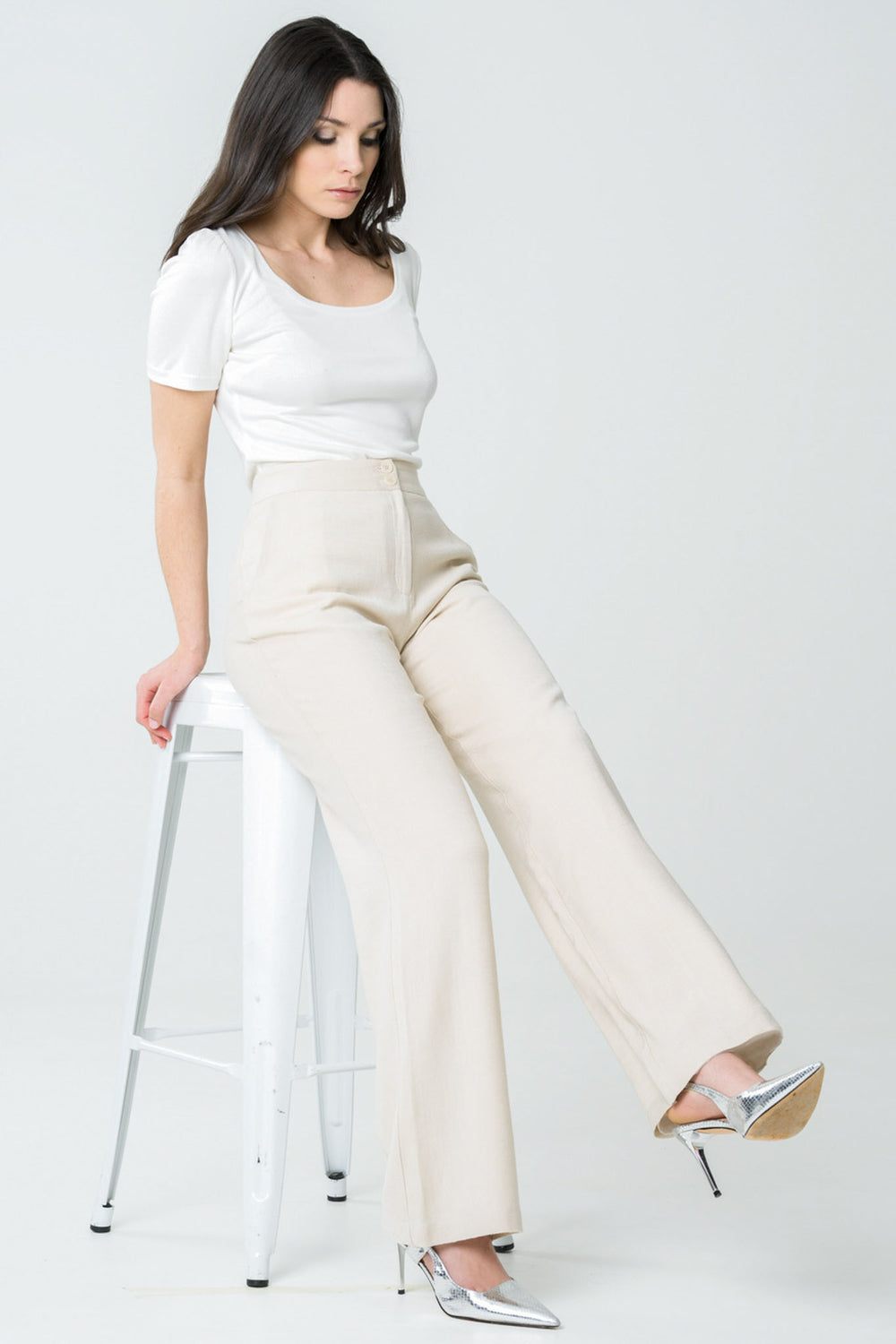 Pantalon beige en lin et viscose éthique, fabriqué en France, avec coupe fluide et élégante, parfait pour un style intemporel et durable.