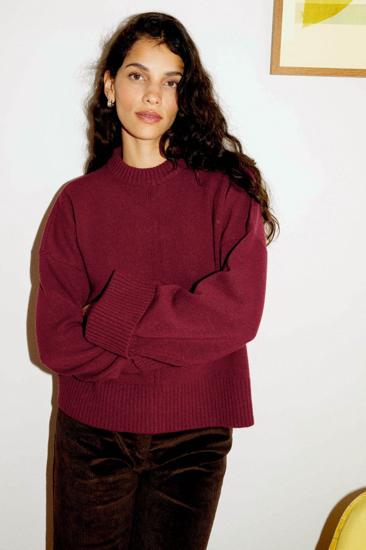 Pull ample en laine mérinos bordeaux, avec col montant et manches évasées, une pièce intemporelle de mode responsable signée Avani.