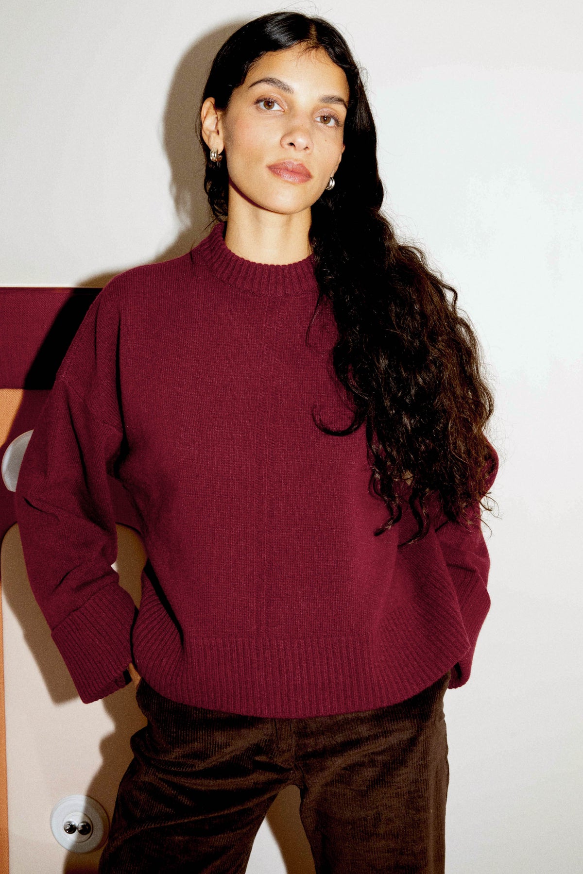 Pull bordeaux en laine mérinos pour femme, à coupe ample et manches évasées, fabriqué au Portugal par Avani Apparel.