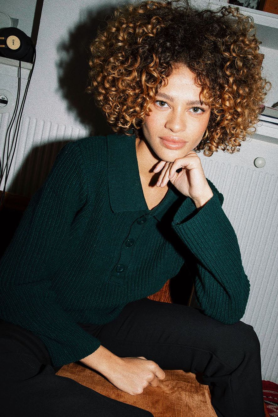 Pull en laine mérinos vert foncé pour femme, fabriqué en France, offrant douceur et confort durable.