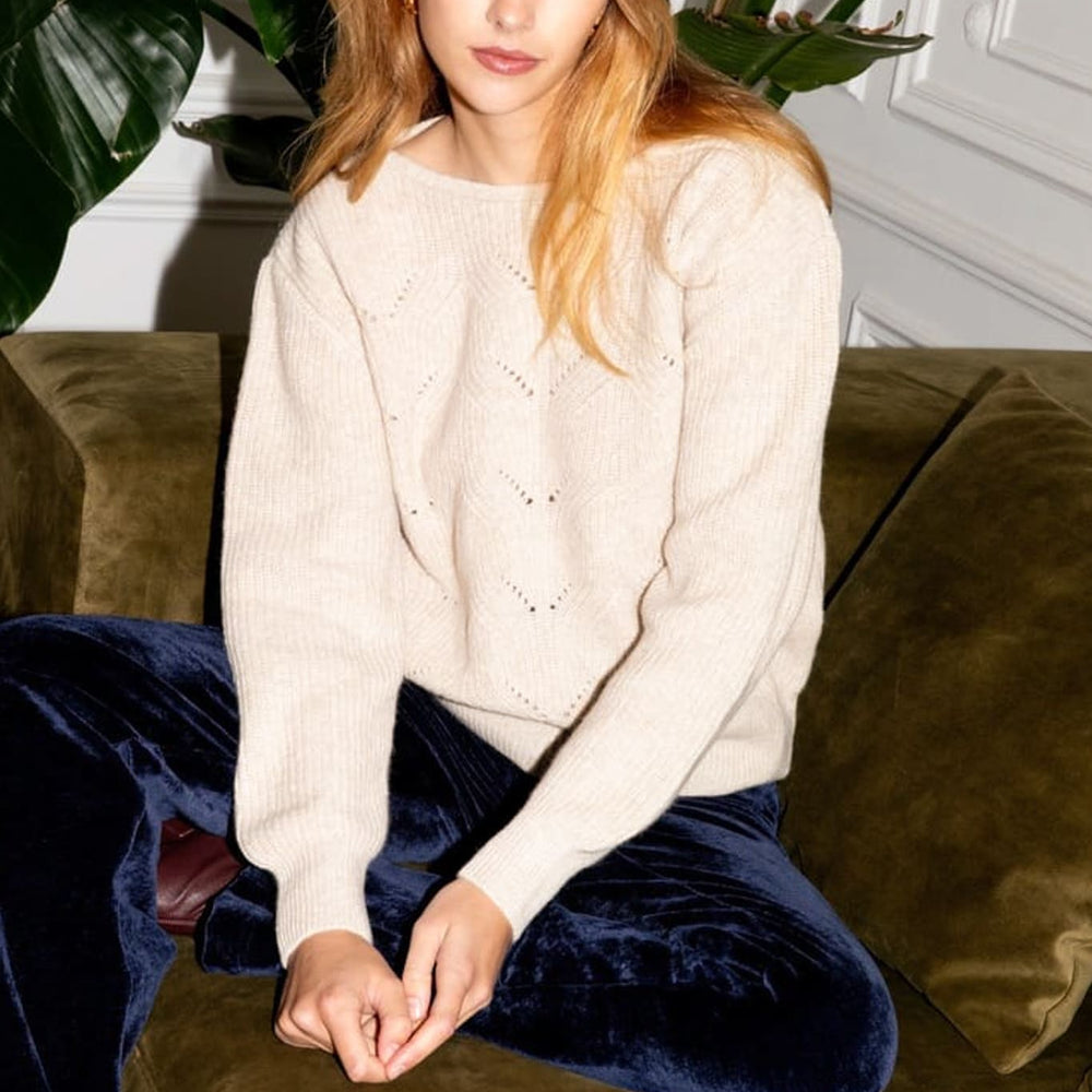 Pull en laine mérinos beige avec encolure évasée, tricoté au Portugal