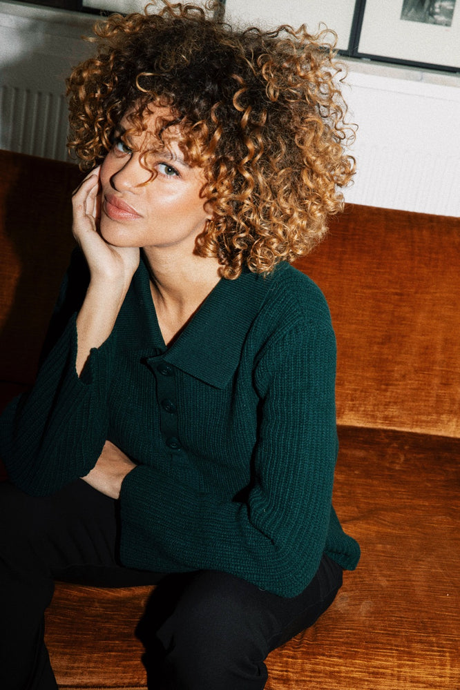 
                  
                    Pull écoresponsable en laine mérinos vert foncé, conçu en France pour un style chic et intemporel.
                  
                