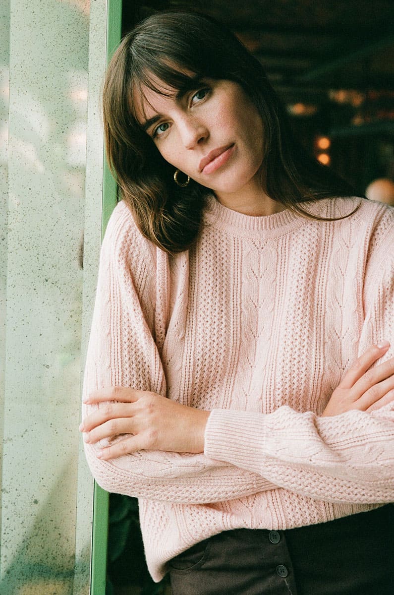 Pull en laine mérinos rose avec col rond et motifs ajourés, fabriqué au Portugal