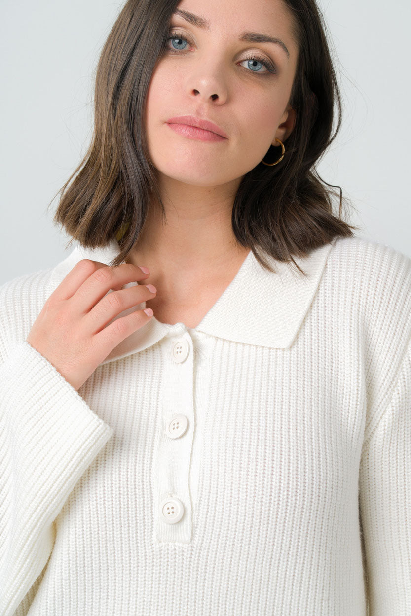 Pull polo écru en laine mérinos, éco-responsable et chaud, confectionné en France pour un look chic et durable.