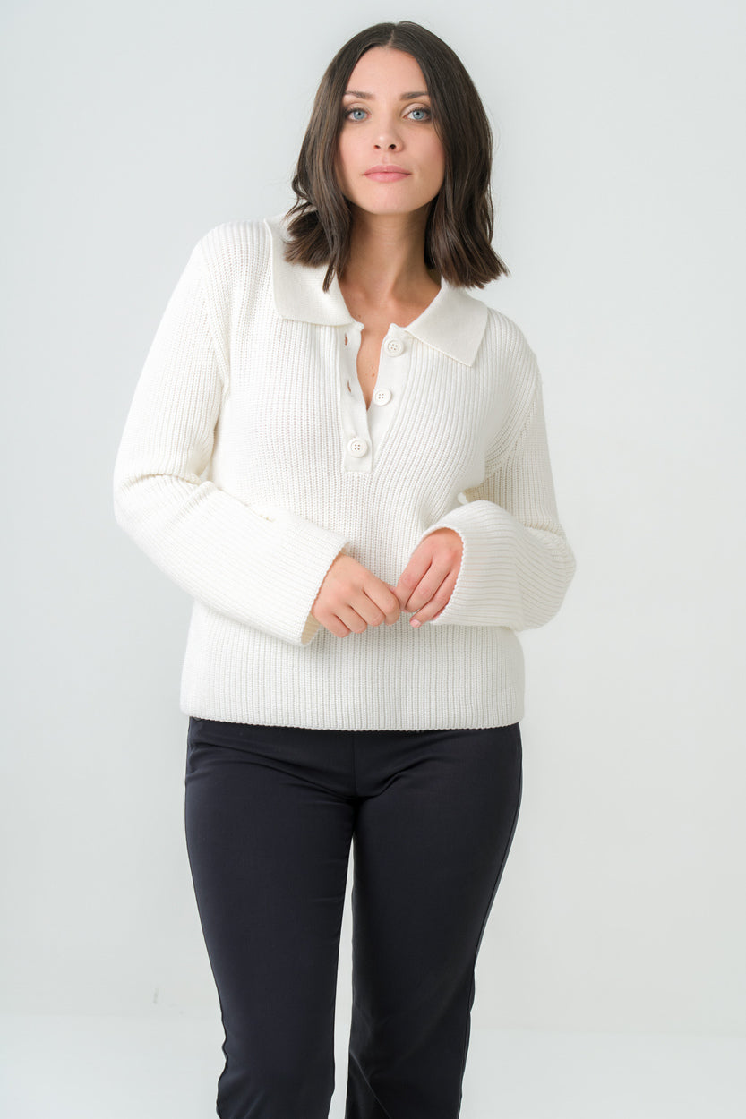 
                  
                    Pull polo en laine mérinos écru, éthique et fabriqué en France, idéal pour une mode durable et élégante.
                  
                