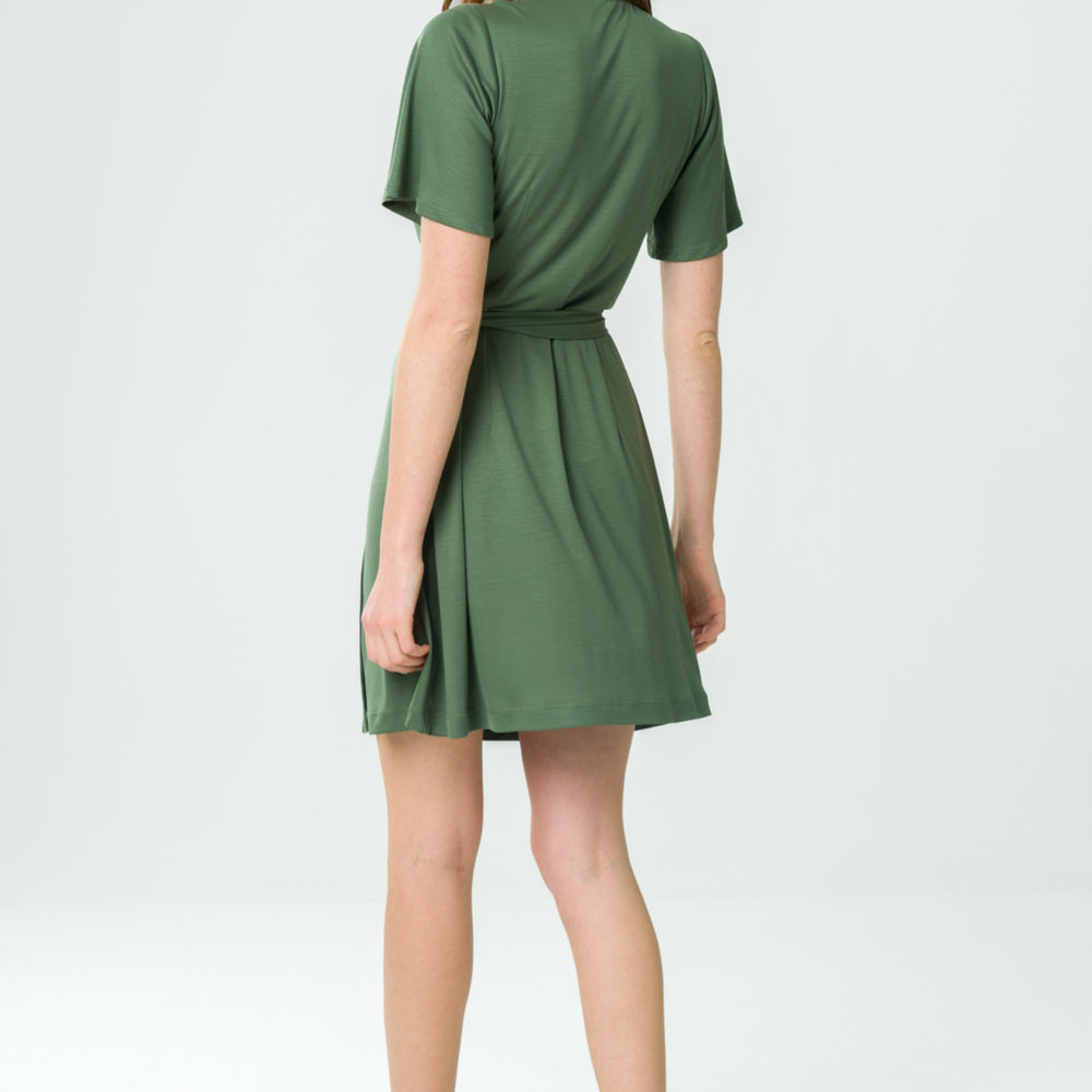 
                  
                    Robe portefeuille verte en Tencel éco-responsable, fluide et élégante, fabriquée en France avec manches courtes
                  
                