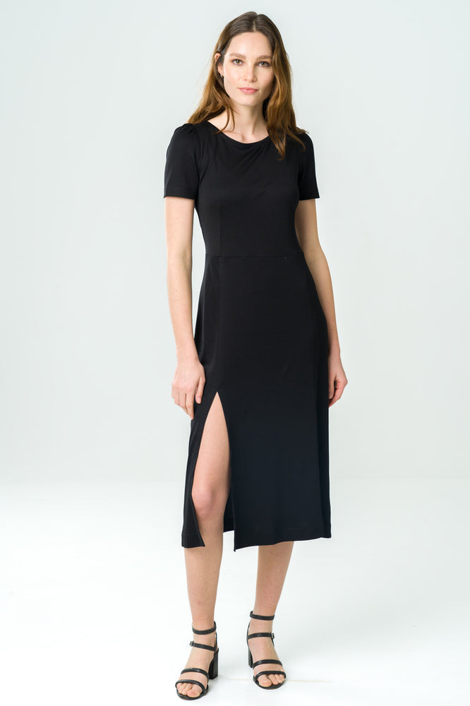 
                  
                    Robe mi-longue noire en Tencel éthique, avec manches courtes, alliant confort, élégance et fabrication française.
                  
                
