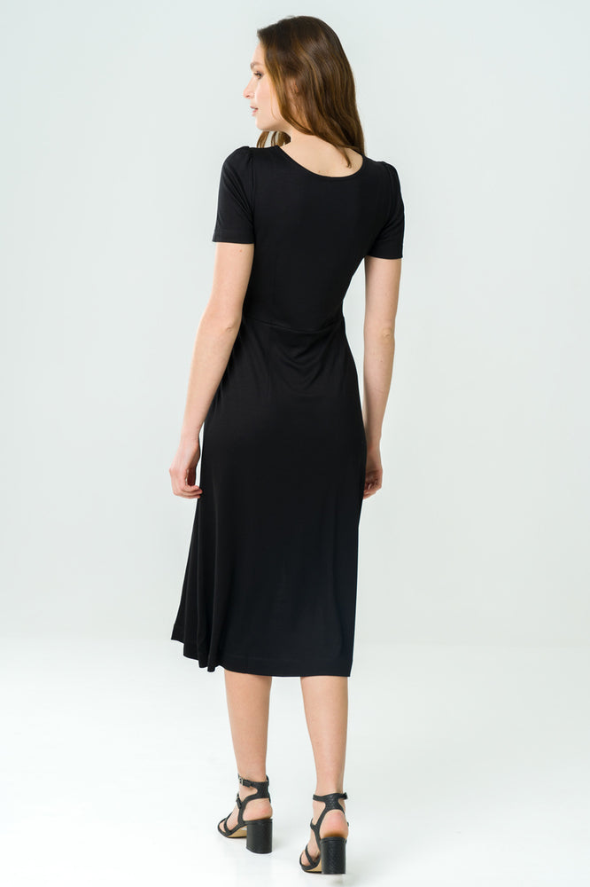 
                  
                    Robe noire mi-longue en Tencel, éco-responsable et fabriquée en France, avec manches courtes et coupe fluide.
                  
                