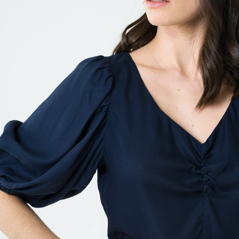 
                  
                    Robe à manches courtes en viscose Ecovero marine, fabriquée en France de manière éthique, offrant une coupe fluide et élégante pour un style intemporel et responsable.
                  
                