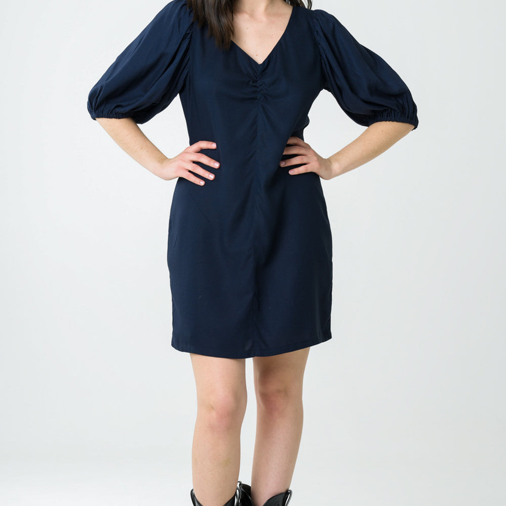 
                  
                    Robe marine à manches courtes en viscose Ecovero, fabriquée en France dans une démarche éthique, offrant confort et style avec un tissu éco-responsable de qualité.
                  
                