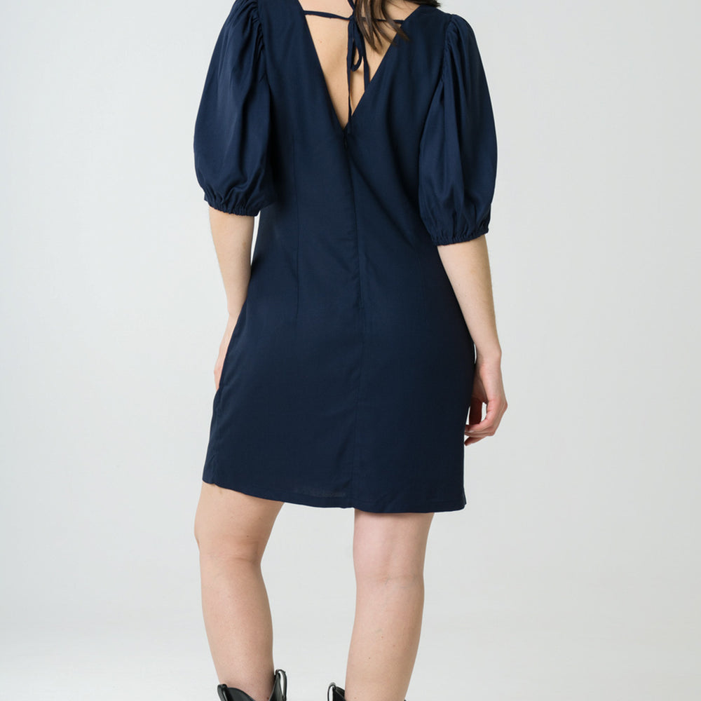 
                  
                    Robe à manches courtes en viscose Ecovero marine, conçue en France de façon éthique, avec une silhouette moderne et un tissu respectueux de l'environnement.
                  
                