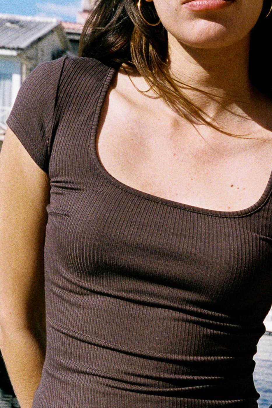 T-shirt brun en modal côtelé à manches courtes avec col carré, coupe ajustée, fabriqué au Portugal