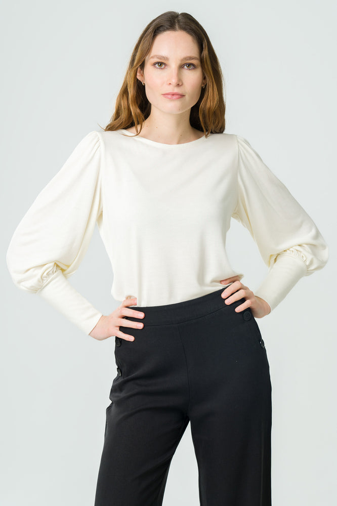 
                  
                    Top écru à manches longues et bouffantes, éco-responsable et fabriqué en France pour une mode éthique.
                  
                