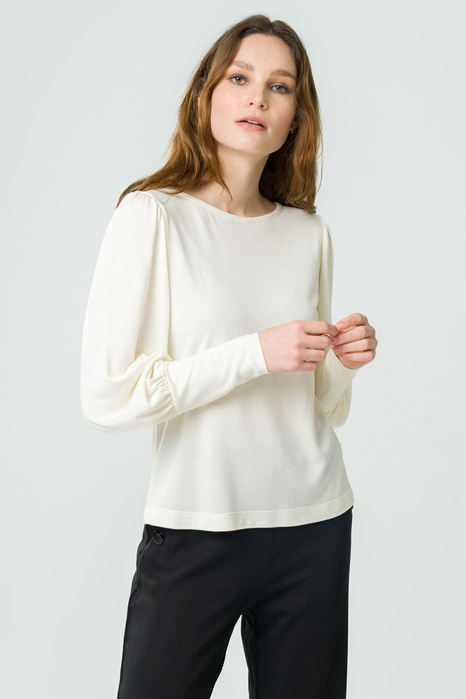 
                  
                    Top à manches longues bouffantes écru, fabriqué en Tencel éco-responsable, élégant et durable, fabriqué en France.
                  
                