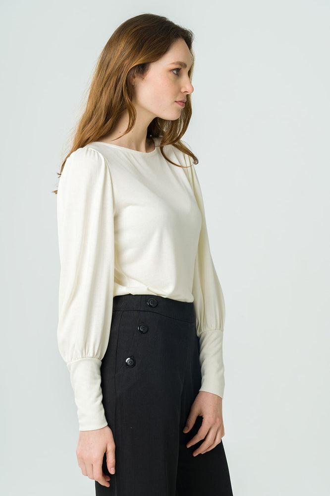 
                  
                    Top écru à manches longues bouffantes, éco-responsable et fabriqué en France, parfait pour un look chic et responsable.
                  
                