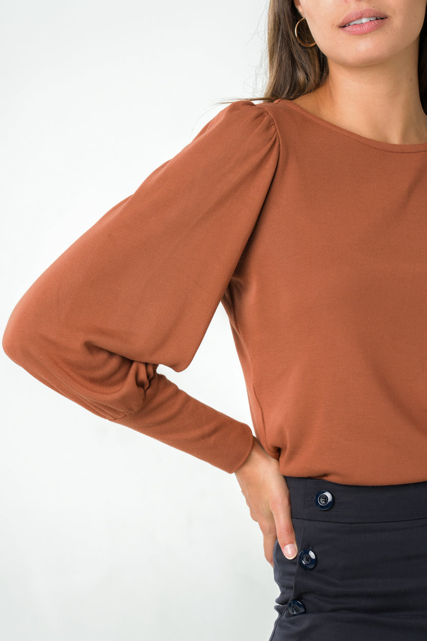 
                  
                    Top à manches longues bouffantes marron, fabriqué en Tencel éco-responsable, élégant et durable, fabriqué en France. 
                  
                