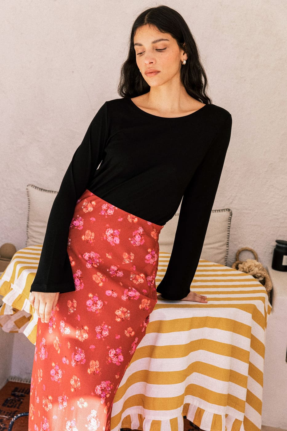 Top noir en Tencel et laine mérinos avec dos ouvert, col rond et manches évasées, vêtement durable fabriqué au Portugal