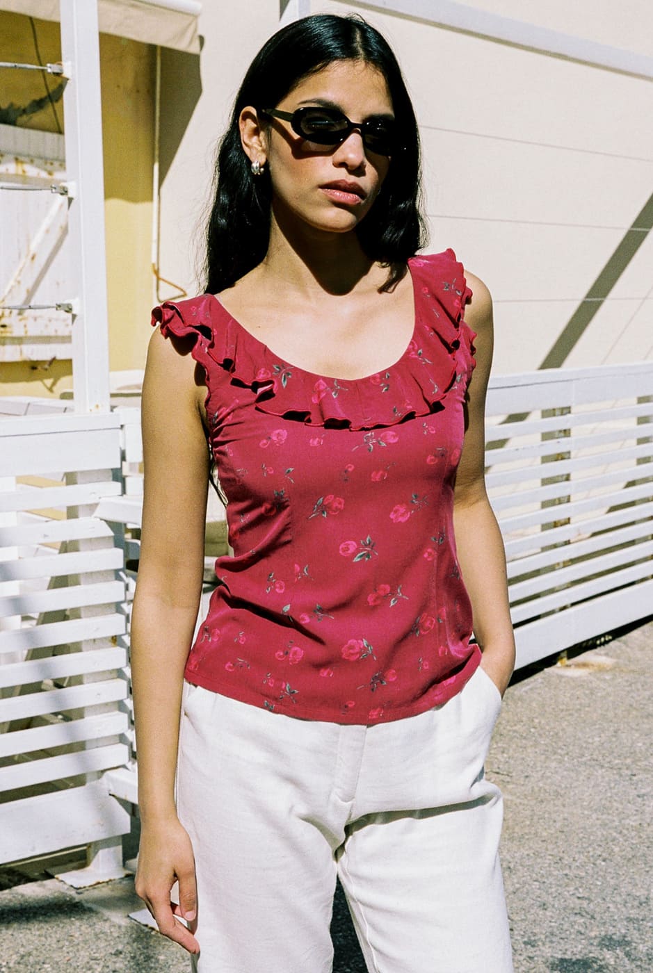 Top rouge à imprimé fleurs en viscose Ecovero avec volants et sans manches, fabriqué en France