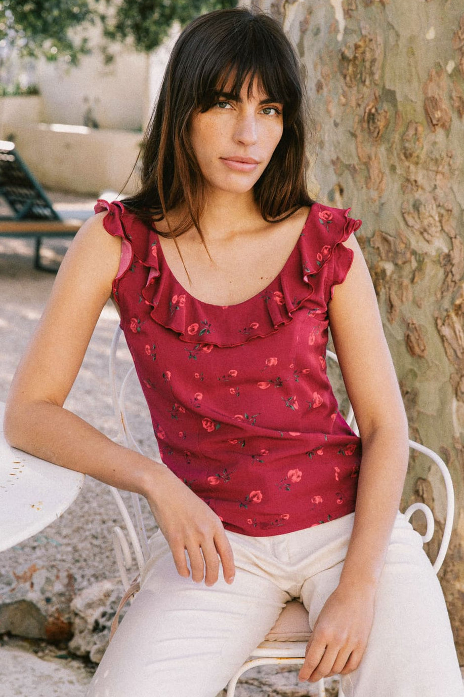 Top rouge imprimé floral en viscose Ecovero avec volants et sans manches, vêtement durable France