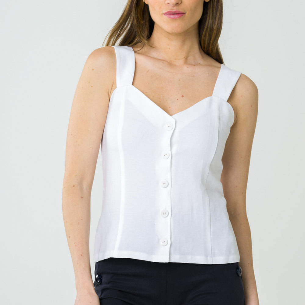 
                  
                    Top blanc boutonné en lin et tencel, fabriqué au Portugal, avec une silhouette simple et intemporelle, alliant légèreté et durabilité.
                  
                