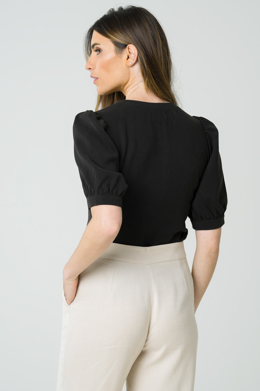 
                  
                    Blouse éthique en Tencel noire, manches bouffantes et courtes, pour un style chic et durable.
                  
                