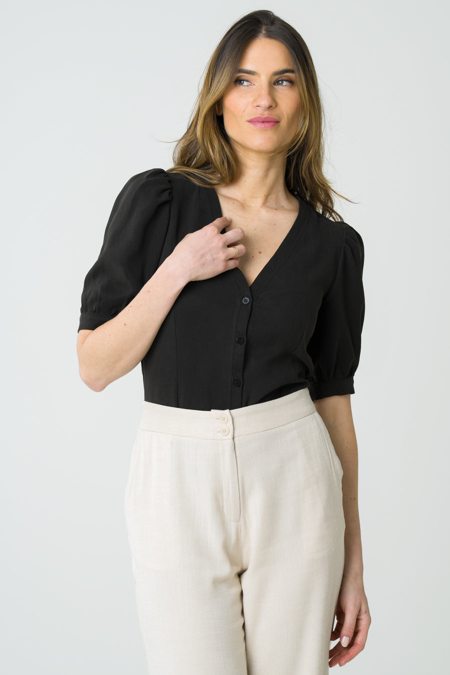 Blouse noire manches courtes bouffantes en Tencel, une pièce éthique, légère et écoresponsable pour un look raffiné.