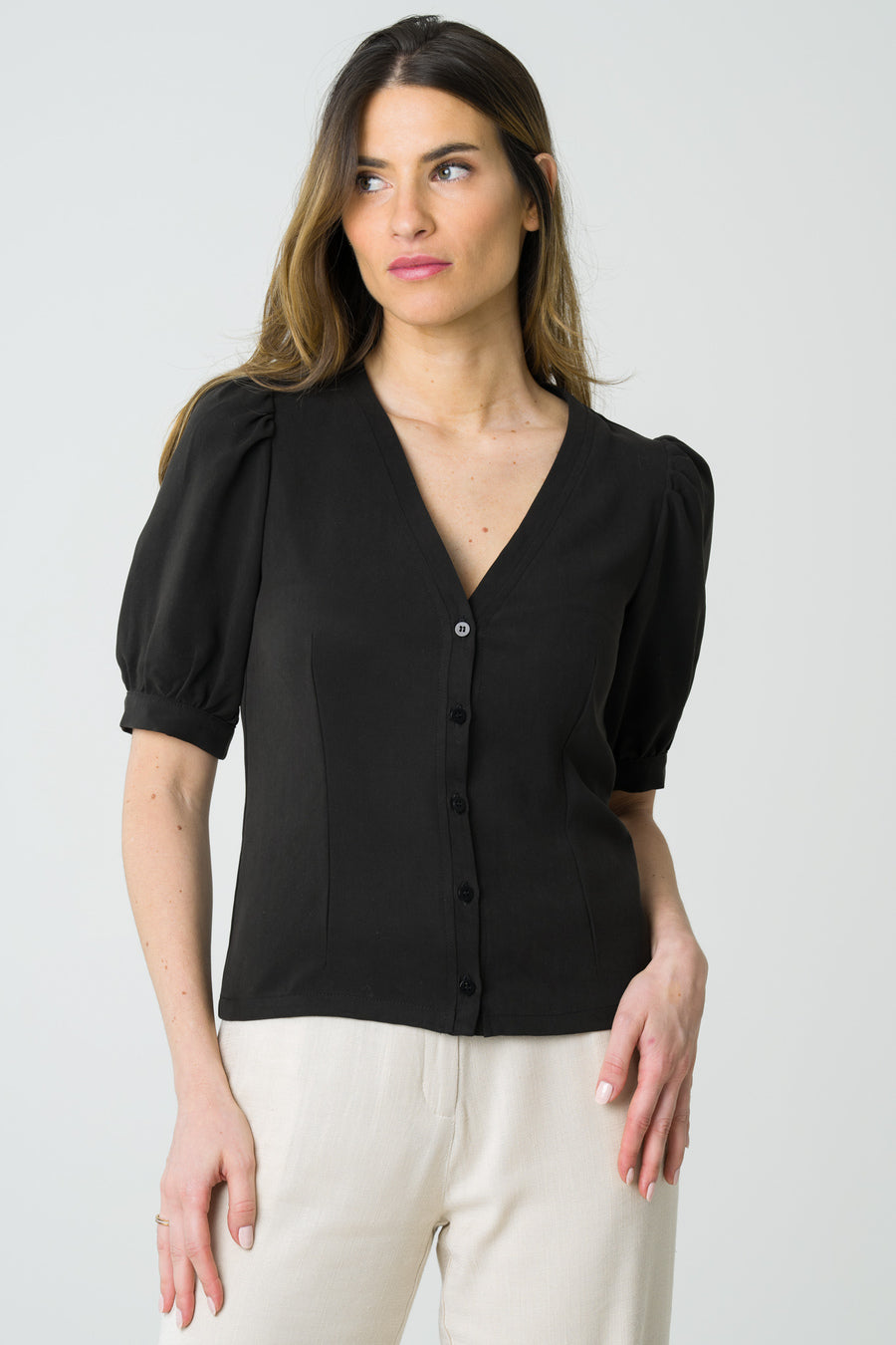 
                  
                    Blouse noire manches courtes bouffantes en Tencel, fabriquée de manière éthique et respectueuse de l'environnement.
                  
                