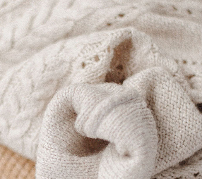 Tissu en laine sélectionné pour sa douceur et sa résistance, essentiel dans nos collections