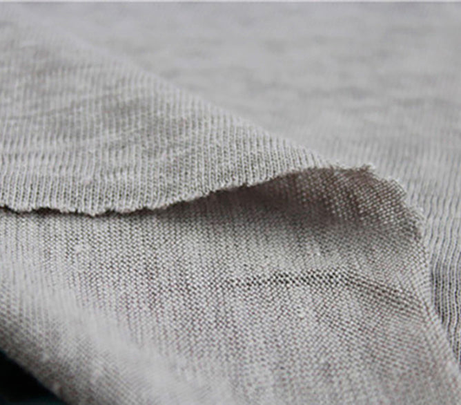 Tissu en lin utilisé dans nos collections, une matière naturelle, légère et durable.