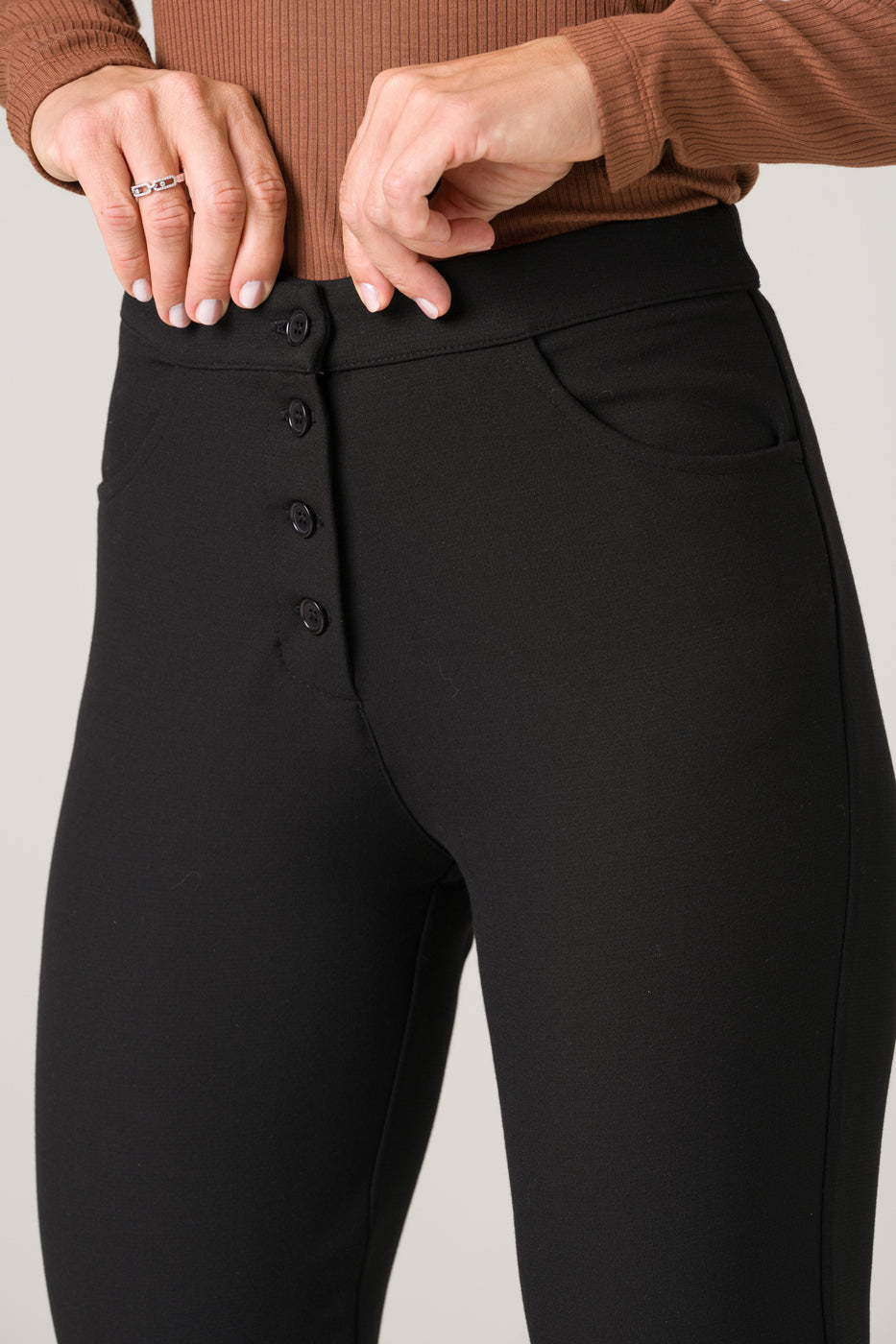 
                  
                    Pantalon noir en viscose avec détails de boutons, confectionné en France dans le respect de l'éthique, pour un look moderne et responsable
                  
                