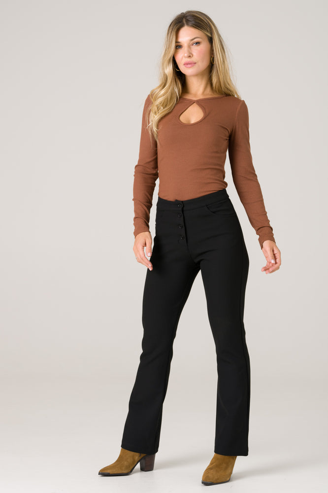 
                  
                    Pantalon en viscose noir avec 4 boutons devant, fabriqué en France de façon éthique, pour une silhouette raffinée et une démarche éco-responsable.
                  
                